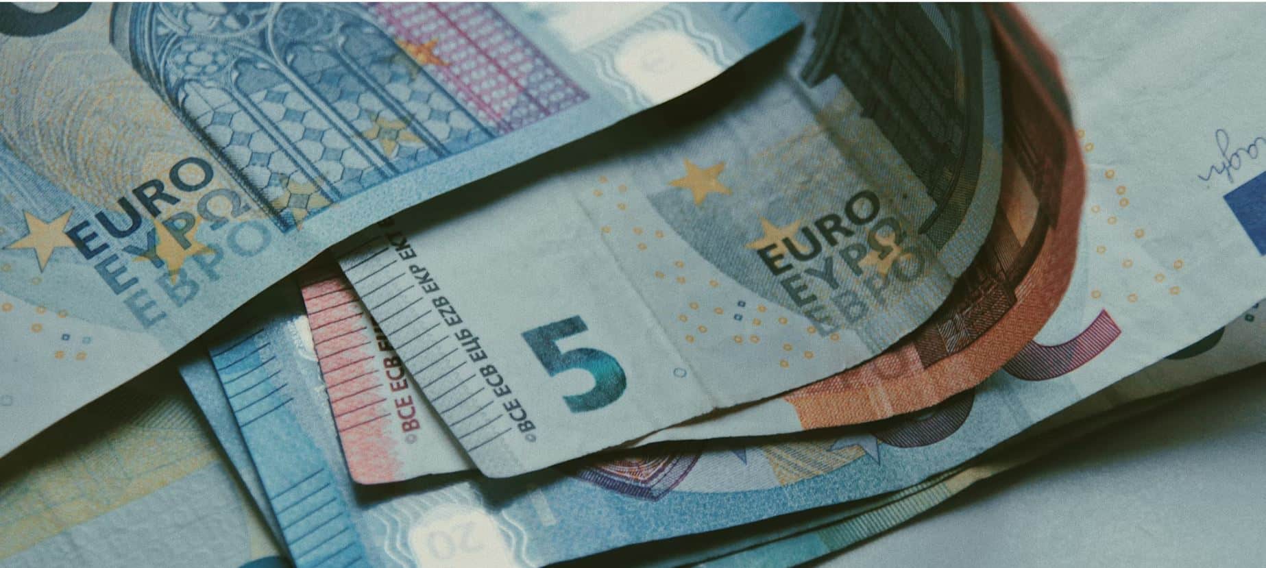 ΟΠΕΚΑ:-Μηνιαία-ενίσχυση-έως-750-ευρώ-σε-γονείς:-Ποιοι-μπορούν-να-την-λάβουν-και-πώς