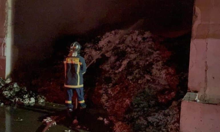 Τρίκαλα:-Στις-φλόγες-εργοστάσιο-βαμβακιού-–-Μεγάλη-κινητοποίηση-της-Πυροσβεστικής,-καίγονται-έξι-αποθήκες