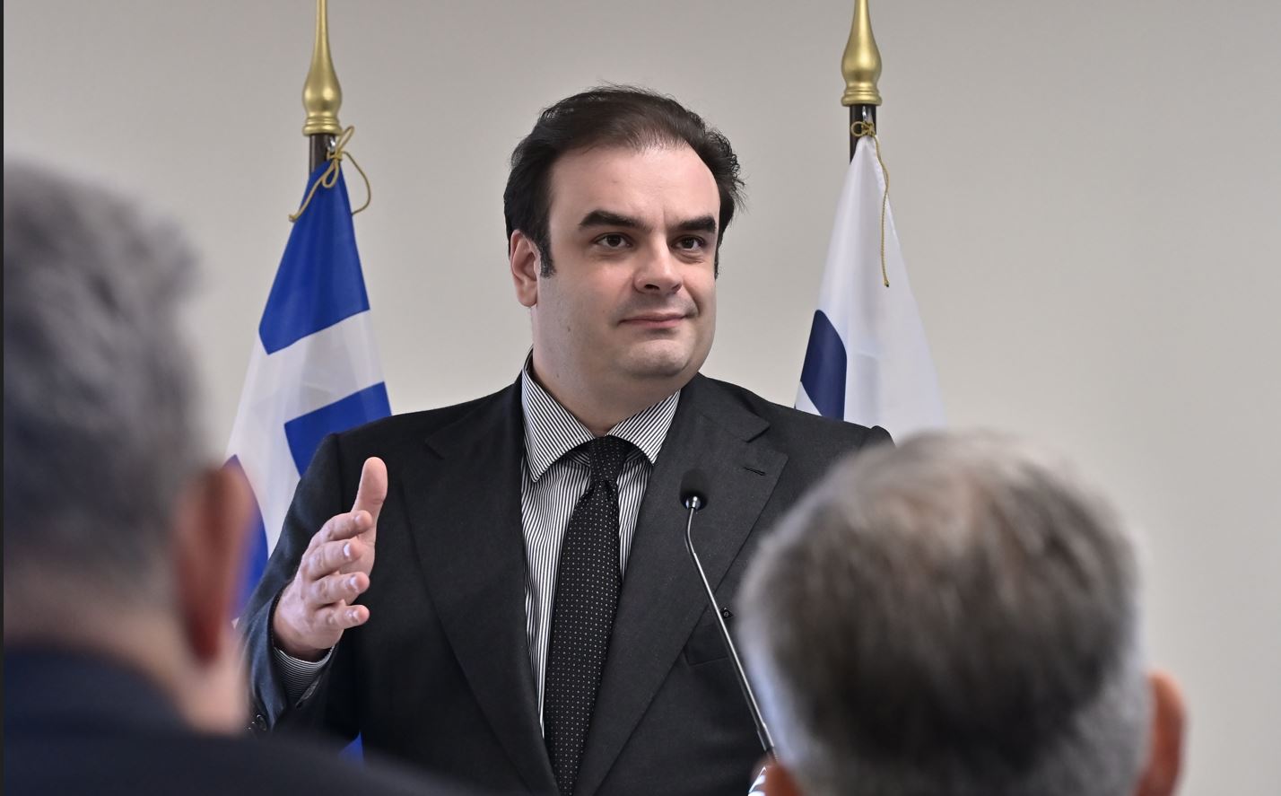 Κατατέθηκαν-μηνύσεις-για-προώθηση-παράνομου-τζόγου-σε-18-influencers-–-Πιερρακάκης:-«Το-διαδίκτυο-δεν-είναι-ζούγκλα»