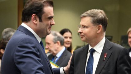 eurogroup:-Θετική-αξιολόγηση-των-αιτημάτων-Ελλάδας-και-Ιταλίας-για-δημοσιονομική-ευελιξία-–-Τι-δήλωσαν-Πιερρακάκης-και-Ντομπρόβσκις