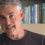 Ο-Σπηλιωτόπουλος-απαντάει-στα-σχόλια-για-το-νέο-του-λουκ:-“Στα-τρολάκια-του-Μητσοτάκη-είναι-πιο-ευκολο-να-ασχολούνται-με-το-μαλλί-παρά-με-την-ουσία”-(Βίντεο)
