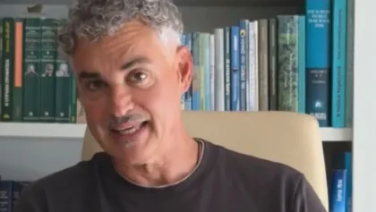 Ο-Σπηλιωτόπουλος-απαντάει-στα-σχόλια-για-το-νέο-του-λουκ:-“Στα-τρολάκια-του-Μητσοτάκη-είναι-πιο-ευκολο-να-ασχολούνται-με-το-μαλλί-παρά-με-την-ουσία”-(Βίντεο)