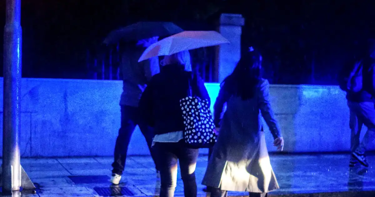 Κακοκαιρία:-Καταρρακτώδεις-βροχές-στην-Αττική-–-«red-code»-σε-8-περιοχές-την-Τετάρτη-και-άνεμοι-έως-100-χλμ-την-ώρα