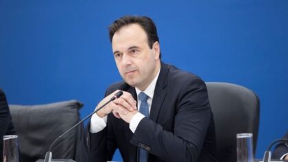 Παπαστεργίου-για-το-όριο-των-15-ετών-στα-social-media:-Πώς-θα-γίνεται-ο-έλεγχος-της-ηλικίας-–-Τι-πρέπει-να-κάνουν-οι-γονείς