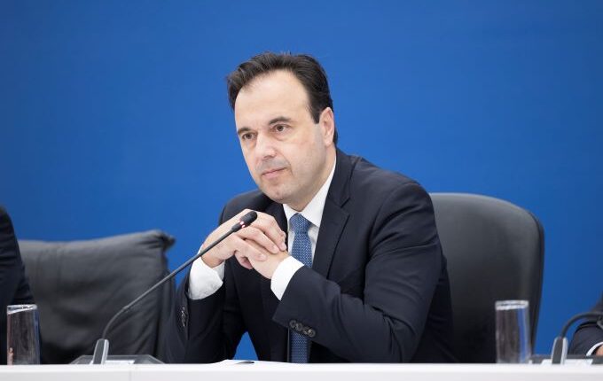 Παπαστεργίου-για-το-όριο-των-15-ετών-στα-social-media:-Πώς-θα-γίνεται-ο-έλεγχος-της-ηλικίας-–-Τι-πρέπει-να-κάνουν-οι-γονείς