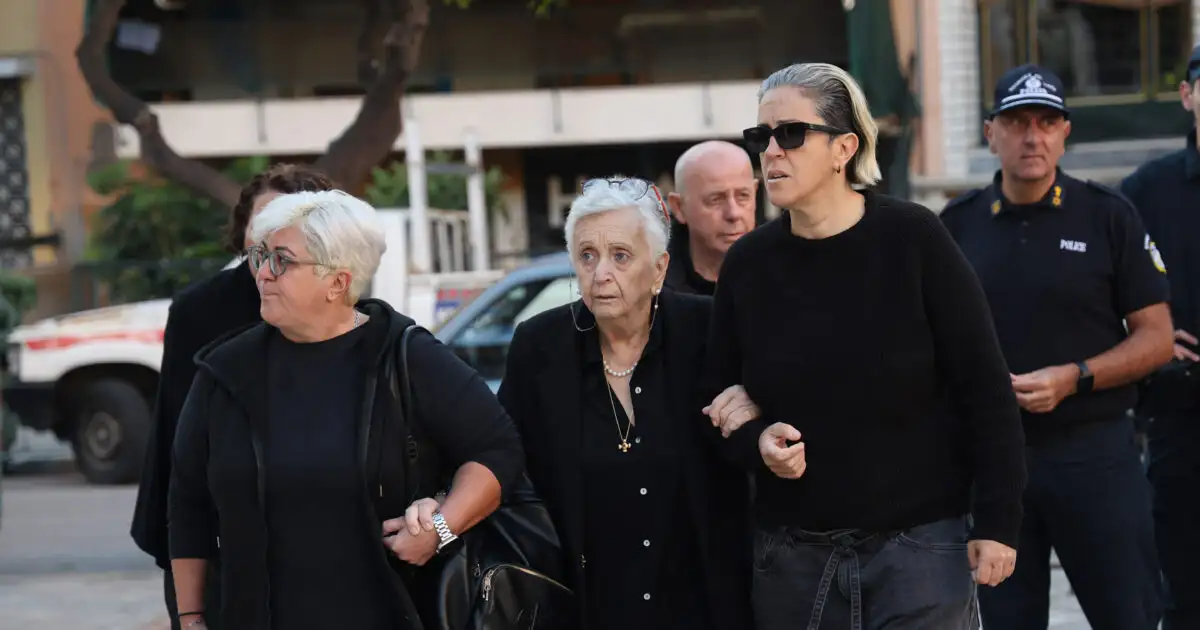 Μνημόσυνο-Γιώργου-Μαζωνάκη:-Συντετριμμένη-η-οικογένειά-του-στη-Νίκαια-–-Αυξημένα-μέτρα-προστασίας-και-πλήθος-κόσμου