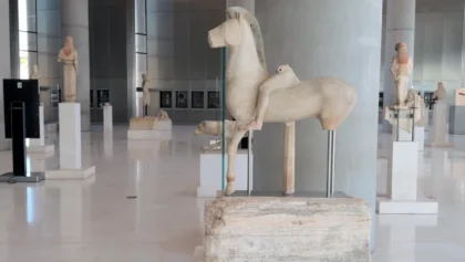Μουσείο-Ακρόπολης:-Ξανά-στις-προθήκες-το-Άγαλμα-του-Ιππέα-μετά-από-συντήρηση-(Εντυπωσιακές-εικόνες)