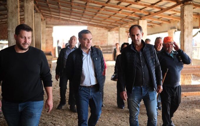 Αλ.-Τσίπρας-από-Γριζάνο-Τρικάλων:-Θα-έχουμε-στη-χώρα-μας-παραγωγή,-ή-ένα-πελατειακό-δίκτυο-γαλάζιων-ακρίδων;-(binteo)