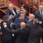 Αλβανία:-Άγριο-ξύλο-μέσα-στη-Βουλή-–-Βουλευτές-πιάστηκαν-στα-χέρια,-διαδηλώσεις-και-συνθήματα-στους-δρόμους