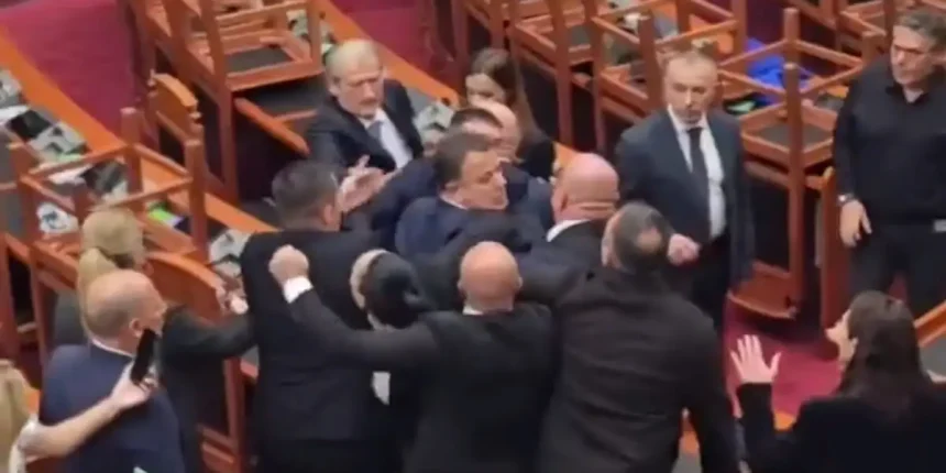 Αλβανία:-Άγριο-ξύλο-μέσα-στη-Βουλή-–-Βουλευτές-πιάστηκαν-στα-χέρια,-διαδηλώσεις-και-συνθήματα-στους-δρόμους