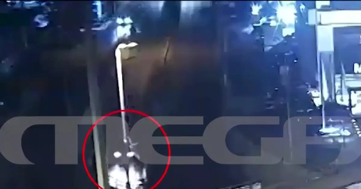 Καλλιθέα:-Καρέ-καρέ-το-τροχαίο-ατύχημα-–-Στο-νοσοκομείο-με-τραύματα-27χρονη-οδηγός-μηχανής