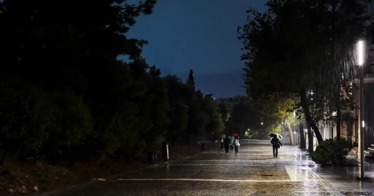 Καιρός:-Ισχυρές-καταιγίδες-και-δυνατός-αέρας-για-τις-επόμενες-48-ώρες-σε-όλη-την-Ελλάδα-–-«Έχουν-πέσει-περίπου-10.000-κεραυνοί»