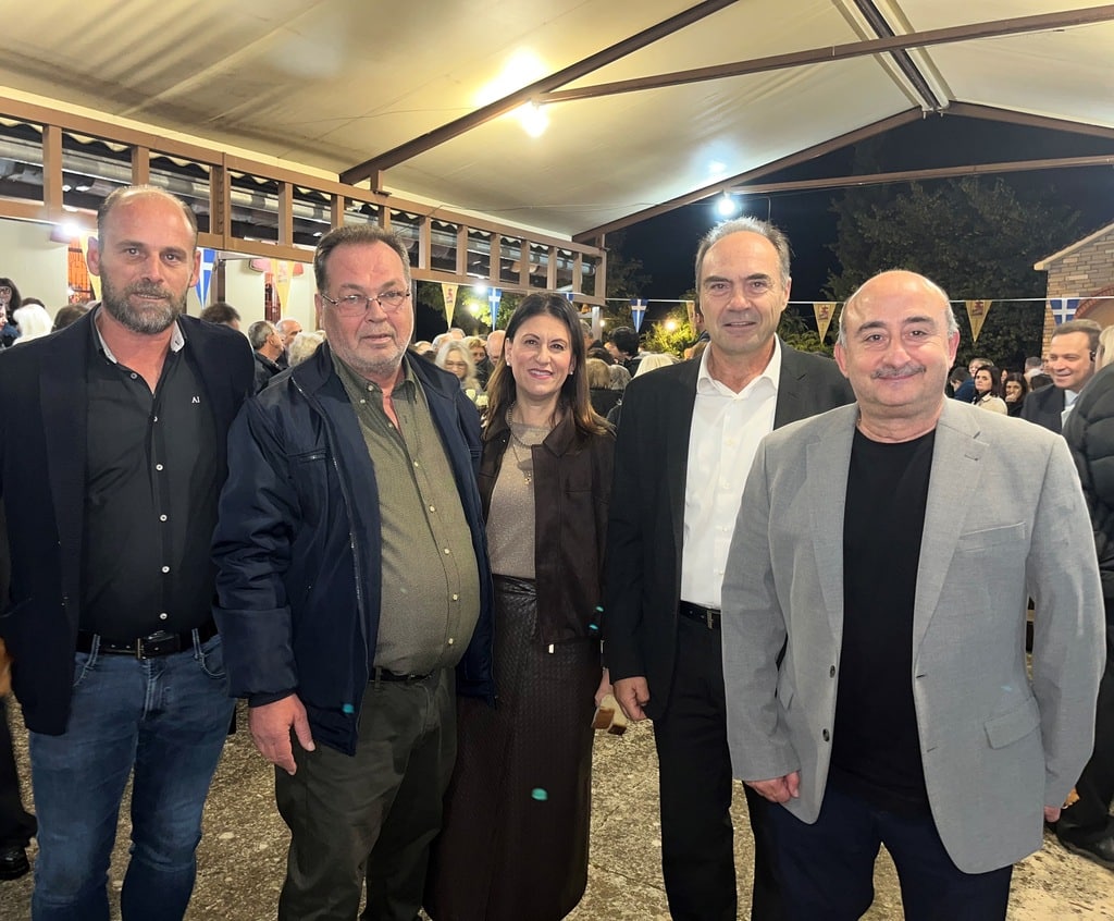 Στο-Διαλεκτό-ο-Νίκος-Σακκάς-–-Επαφές-με-κατοίκους