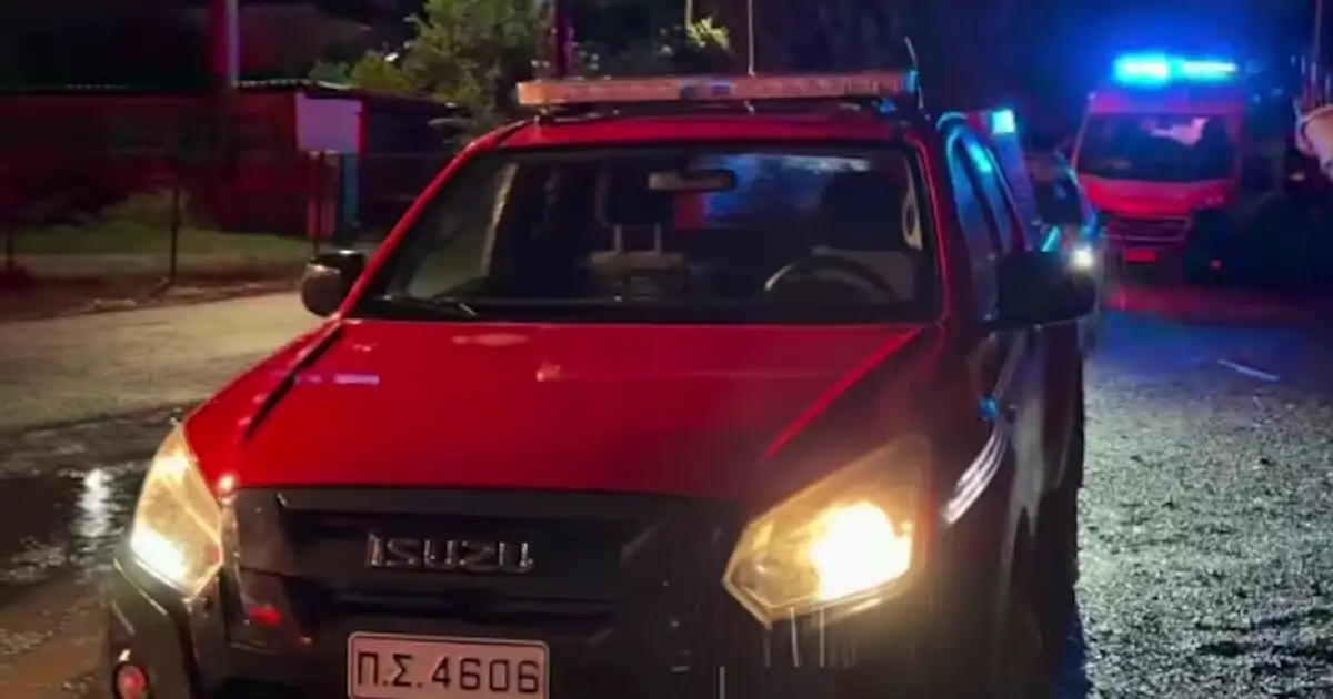Φωτιά-σε-φανοποιείο-στη-Νέα-Πέραμο,-59χρονος-ανασύρθηκε-χωρίς-τις-αισθήσεις-του