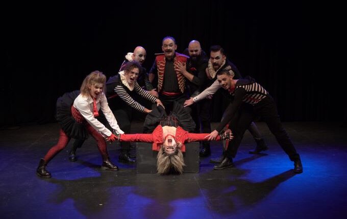 ΤΟ-ΗΜΕΡΩΜΑ-ΤΗΣ-ΣΤΡΙΓΓΛΑΣ-the-musical-(έστω-ότι)-–-ΠΡΕΜΙΕΡΑ-στις- 7-Νοεμβρίου-στη-Θεσσαλονίκη 