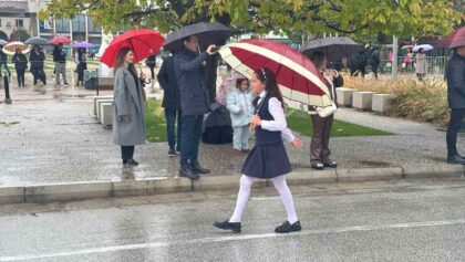 Τρίκαλα:-Οι-μικροί-ήρωες-της-παρέλασης-μέσα-στη-βροχή
